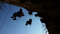 Polaznici speleoškole uvježbavaju tehnike penjanja i spuštanja