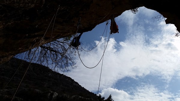 Polaznici speleoškole uvježbavaju tehnike penjanja i spuštanja